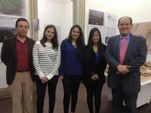 El equipo de montaje de Dos historias,una ciudad, junto con el Lic. Miguel Alvarez